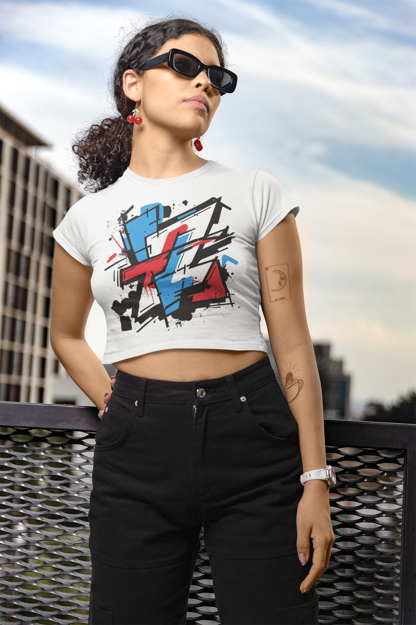Modeez Crop Top – „Walls Speak“ | Premium Streetwear Damen